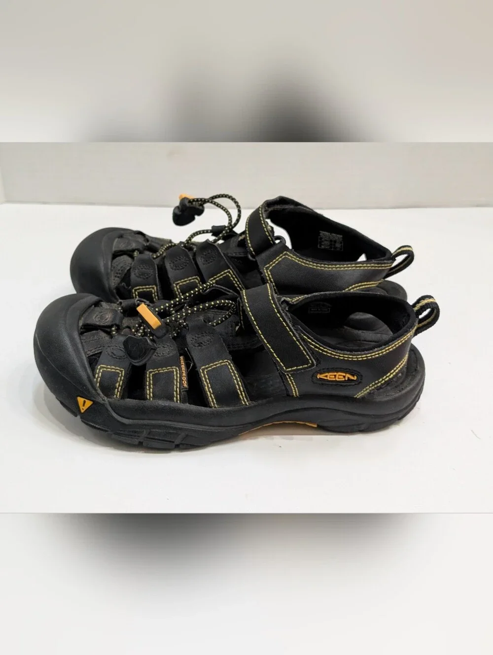 KEEN Newport Youth Size 3 Waterproof Hiking Black Sandals Shoes Boy's Kid's